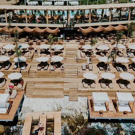 Lost Seaside Hotel Sarande