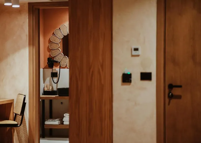 Lost Seaside Hotel Sarande