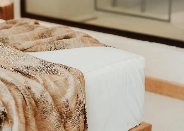 Lost Seaside Hotel Sarande