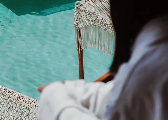 Lost Seaside Hotel Sarande